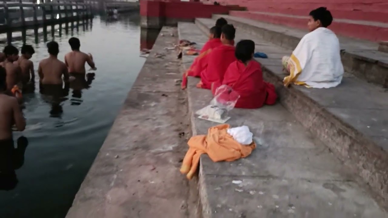 चंद्र ग्रहण के अवसर पर बटुक बालकों के साथ मंत्र जाप करते हुए आचार्य श्री राजेश वत्स कुरूक्षेत्र 