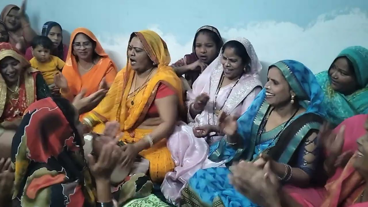 हरि की छवि रख दयी कोने में,बैठ गई अम्मा रोने में,, 🌹🙏