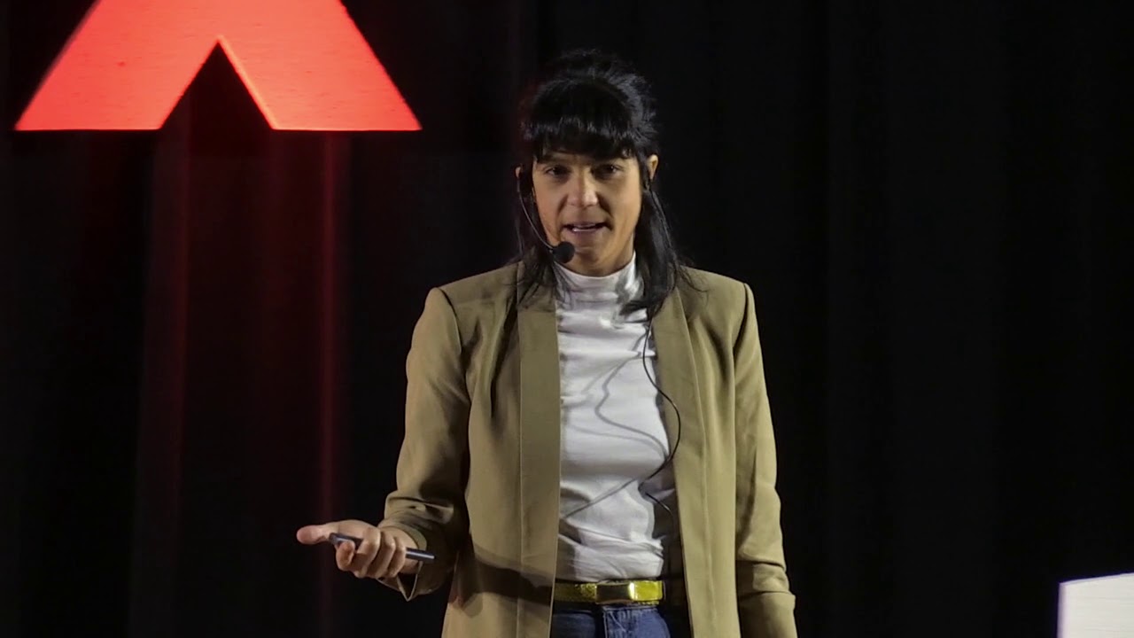 Criando um futuro através da reconexão entre a terra e alimentos. | Manu Buffara | TEDxPassaunaPark
