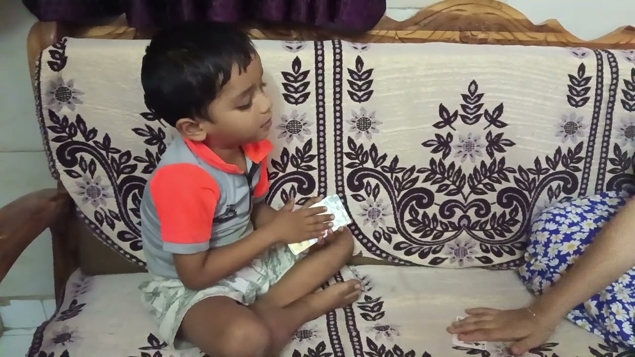 पार्थ त्याच्या ताई सोबत पत्ते खेळतो 