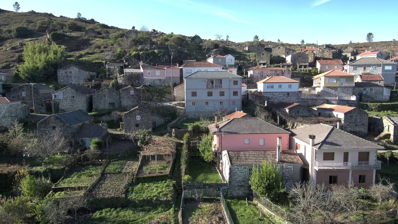 Parque natural de Xures a vista de dom & dron.  Aldea de Gustomeau ( Lobios )