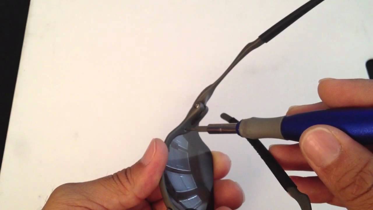 How to remove Lenses on Oakley Romeo 2.0