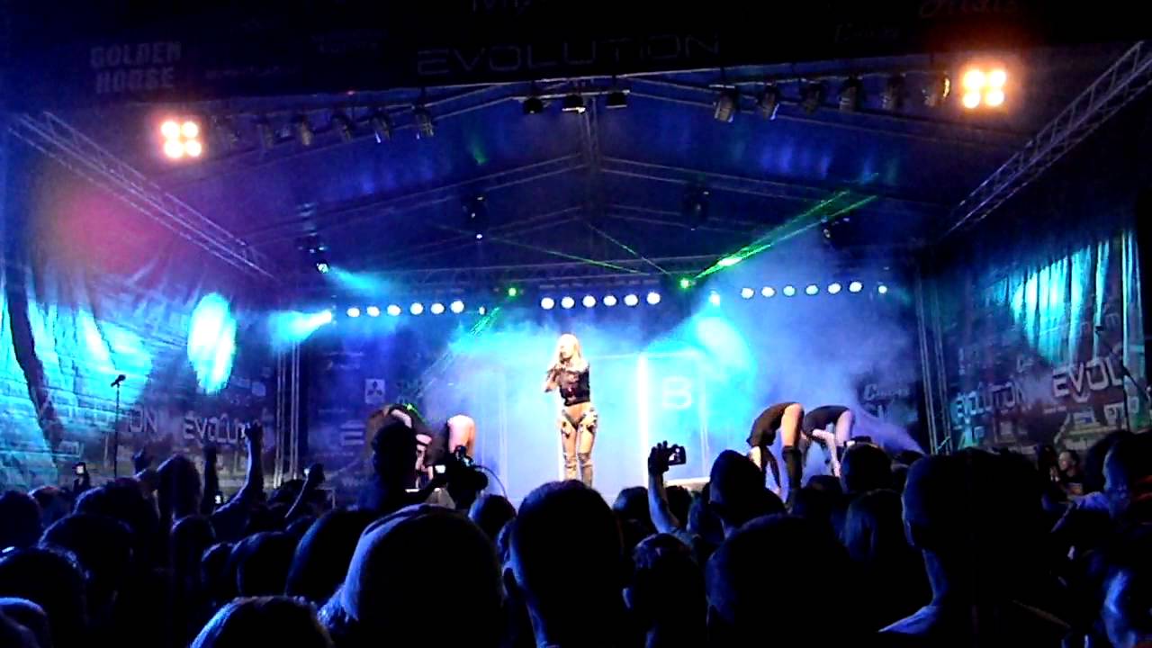 Andreea Balan - Trippin'  [concert Curtea de Arges 16.07.2011]