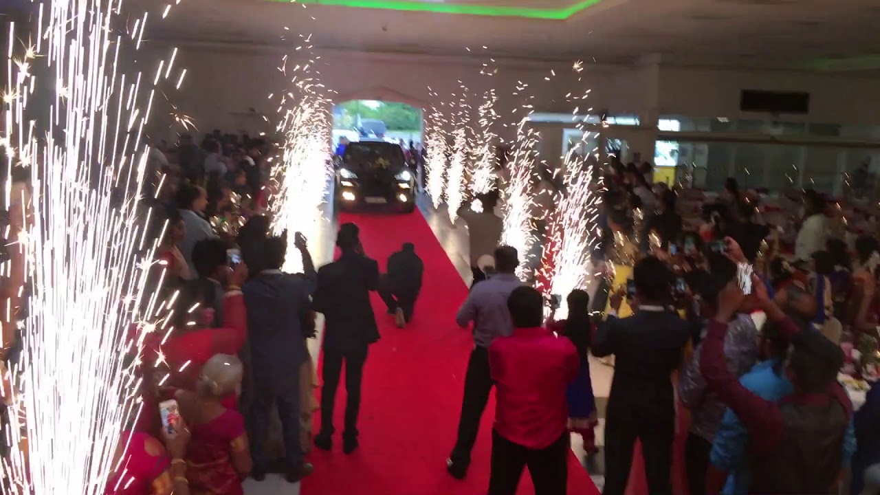 Feu d'Artifice Mariage Entr&eacute;e Des Mari&eacute;s en Voiture