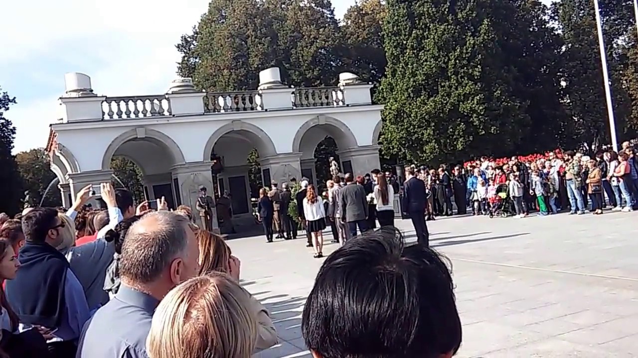 Zmiana warty przy grobie nieznanego żołnierza w Warszawie
