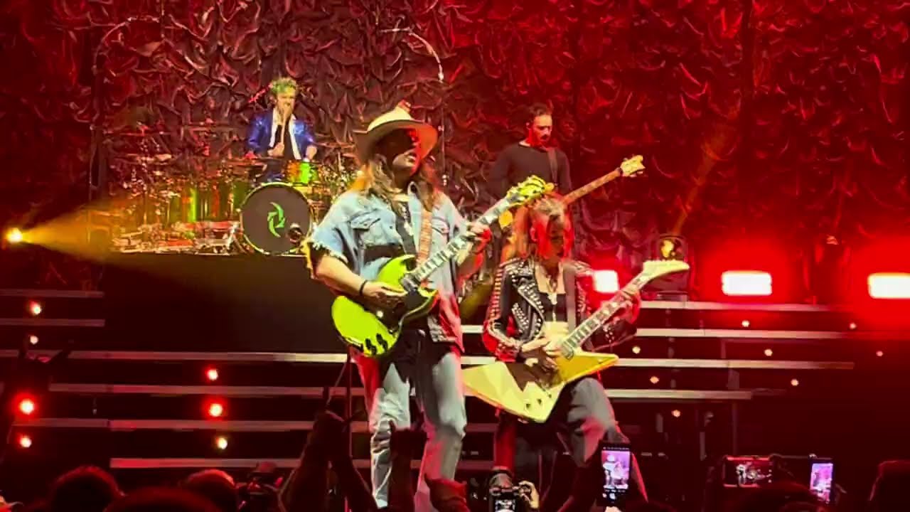 Halestorm - I Miss The Misery ( first song Live Quebec City october 26th 2024)