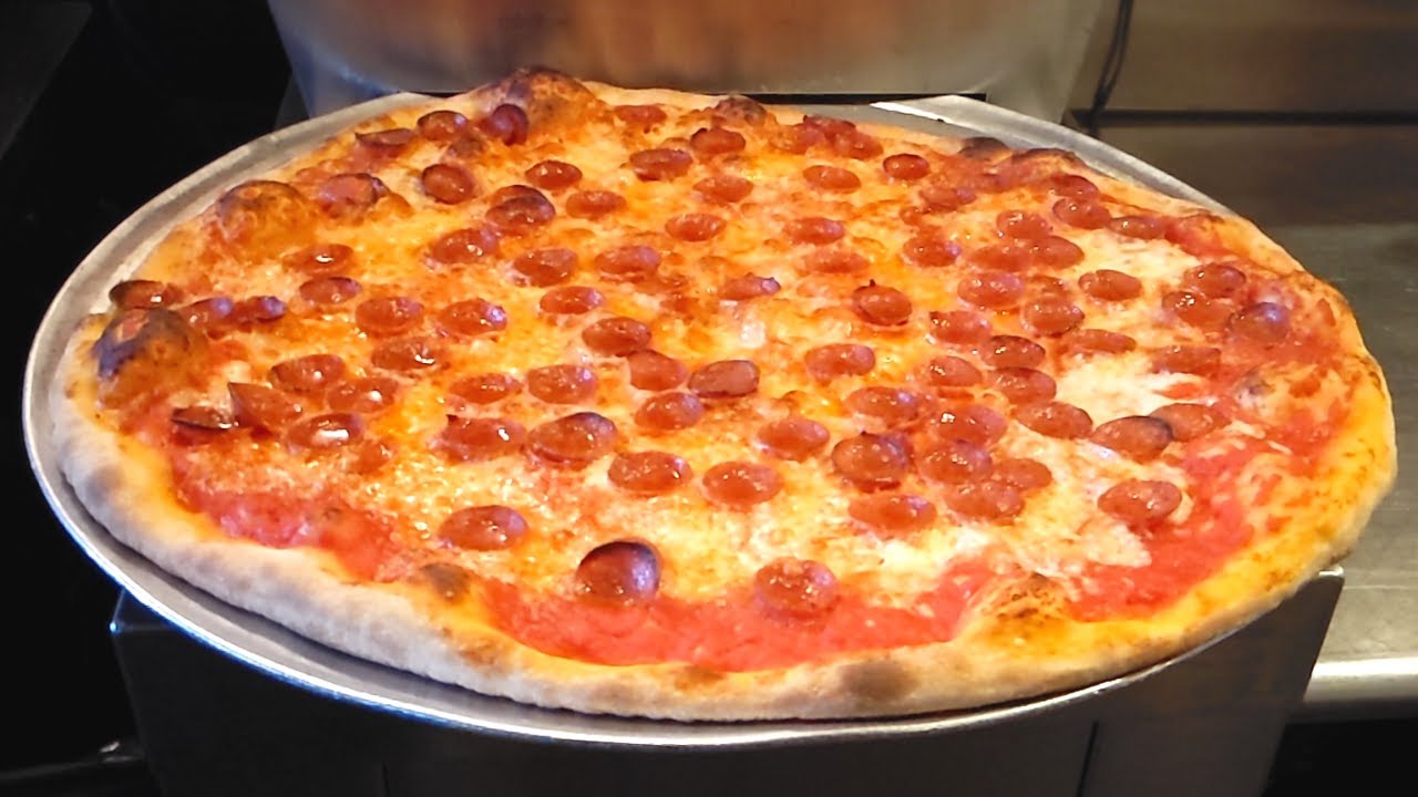 New York Pizza - Inside Paulie Gee's Slice Shop - The Hellboy Slice - Greenpoint, Brooklyn