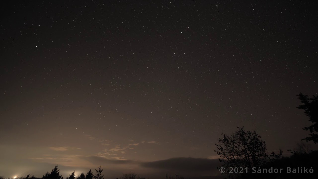 Light pillars on the night sky (HD timelapse)