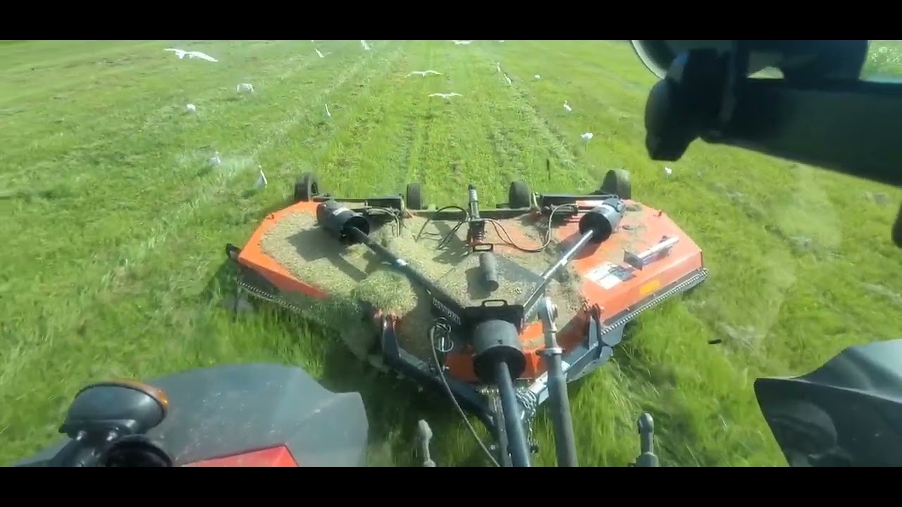 Mowing with the Massey Ferguson 4707