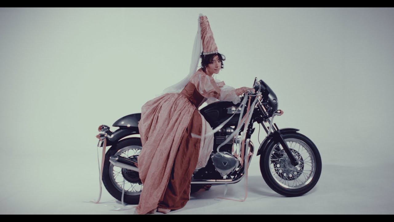 aleksiah- Clothes Off (Music Video)