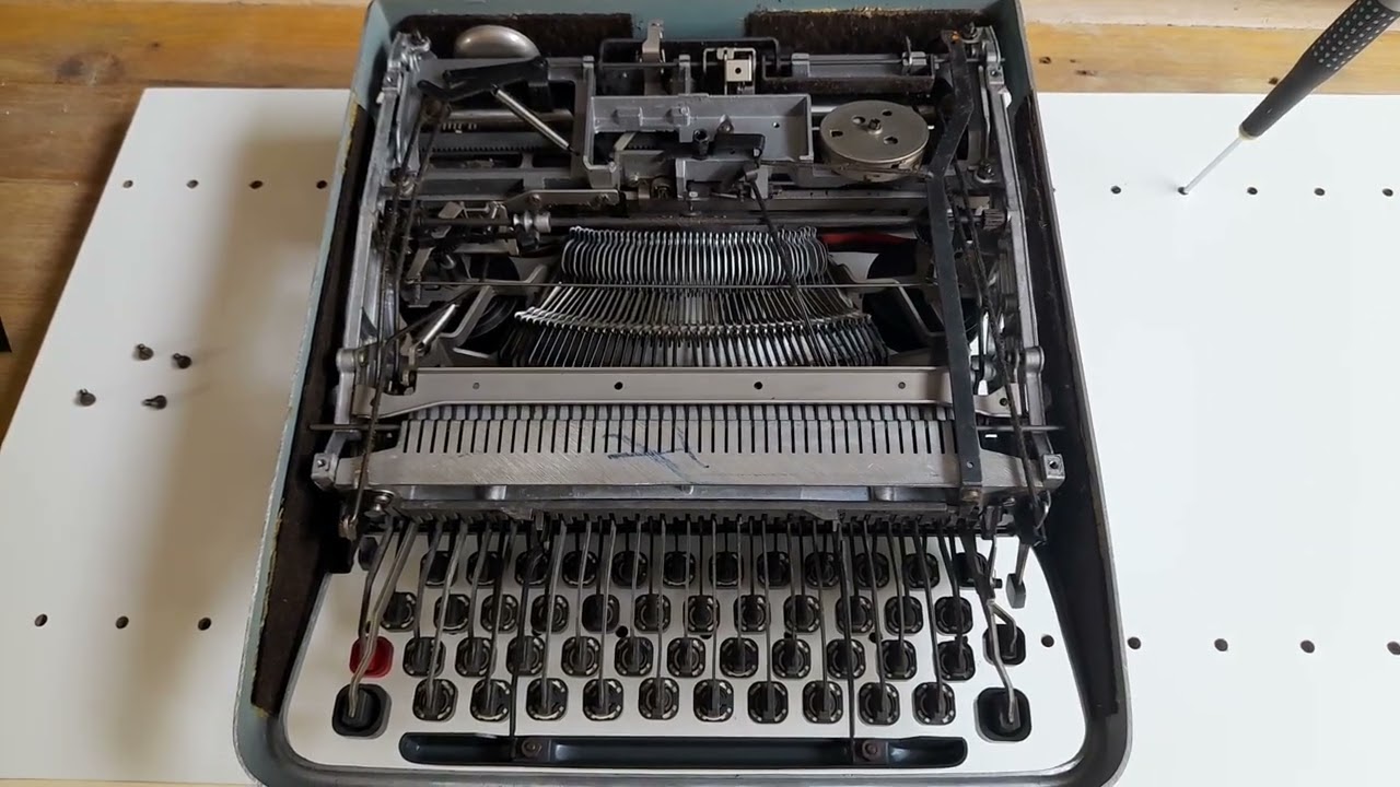 Macchina da scrivere Olivetti Lettera 22
