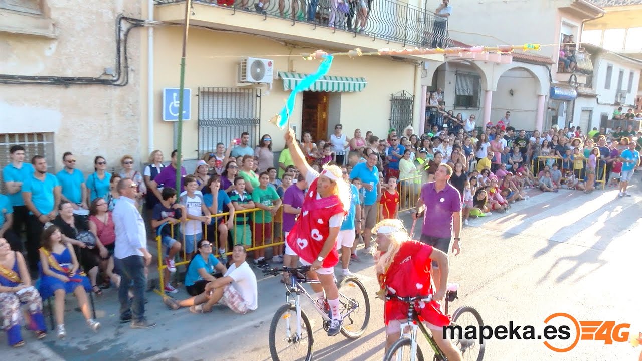 CARRERA DE CINTAS en BICICLETAS. FIESTAS LA ALGAIDA 2015. Risas, humor, música