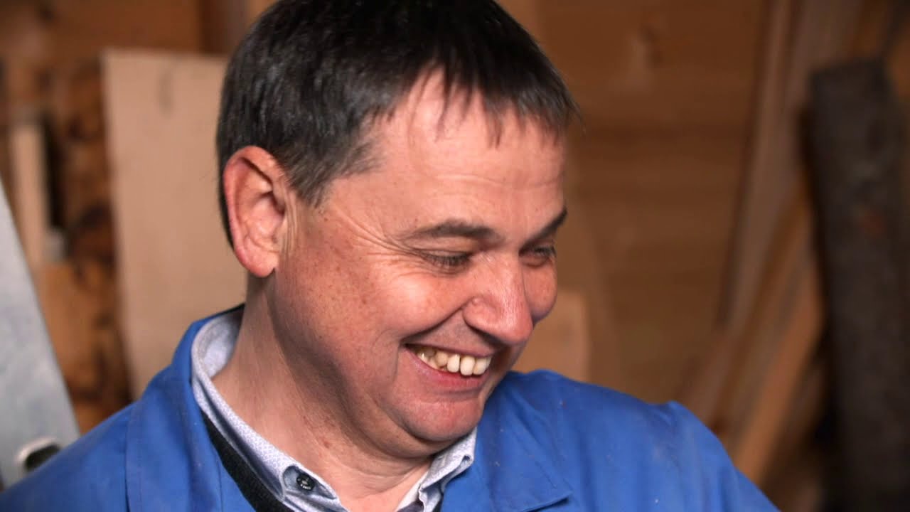 Harfenbauer Peter Fötschl beim Harfenbauen