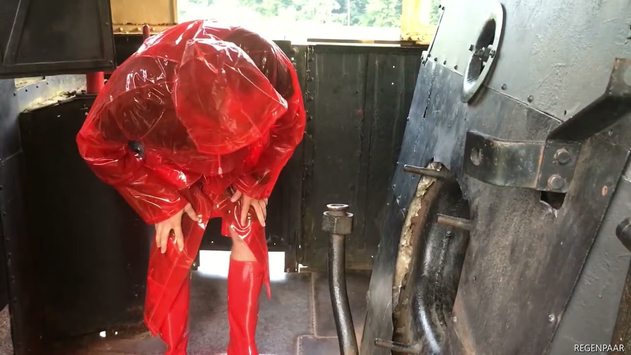 REGENPAAR-RED GLASS CLEAR RAINCOAT(RAILWAY OPEN-AIR MUSEUM)