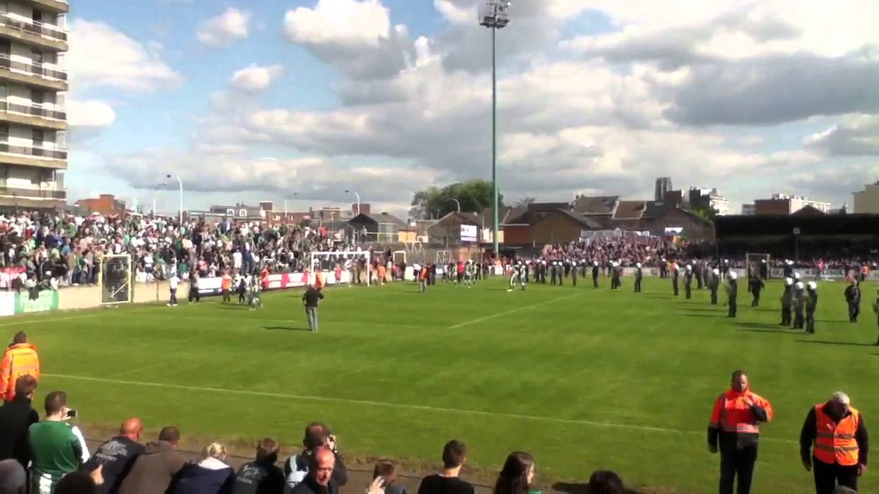 Racing Mechelen-Geel Meerhout rel op het veld