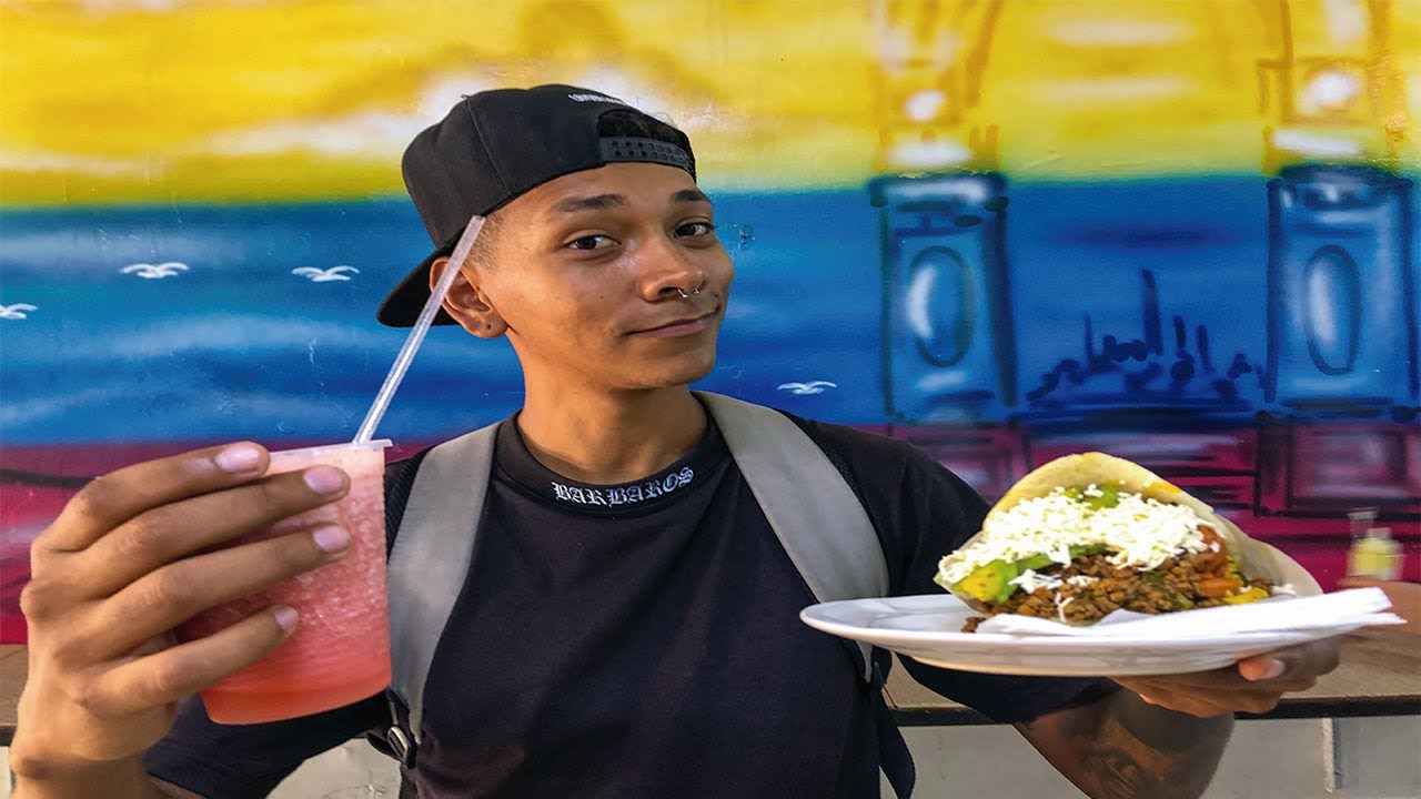 Probando COMIDA CALLEJERA con POCO DINERO en VENEZUELA 🇻🇪 | ¿Realmente vale la pena?