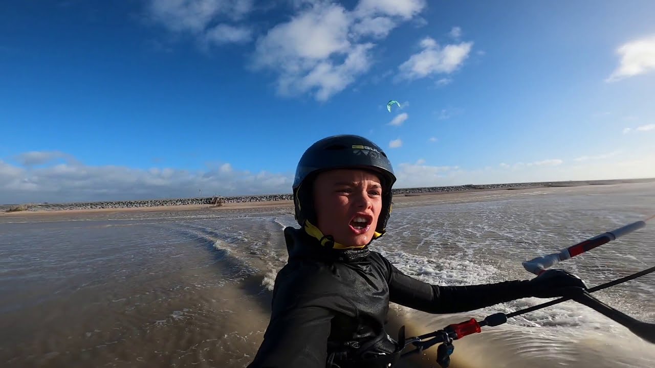 Vlog #4 Windy day at Camber kitesurfing kiteloop boogie loop duotone dice storm big gusts