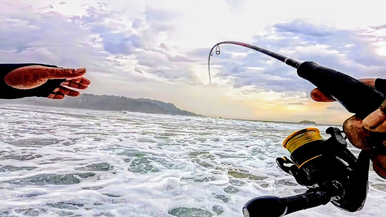 PERTARUNGAN EPIC, MELAWAN IKAN BESAR DI TENGAH OMBAK YANG GANAS,,,!! || Mancing casting pinggiran