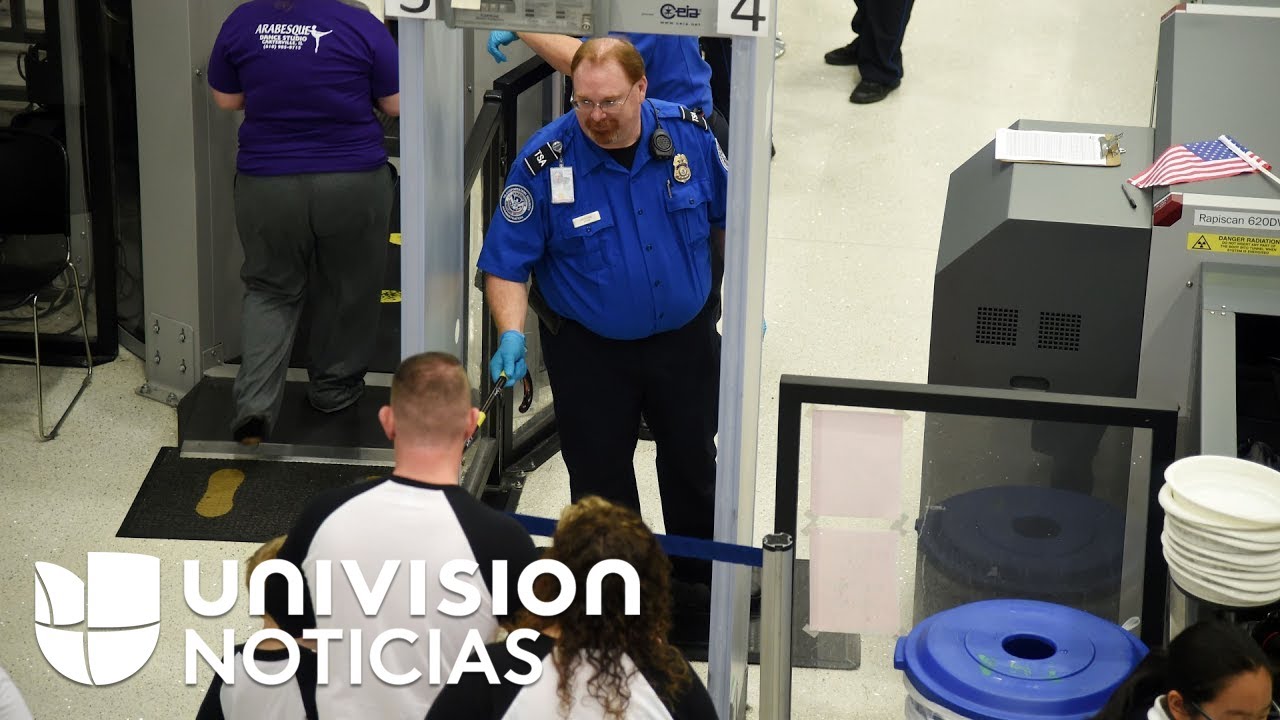 Residentes y ciudadanos legales en EEUU se quejan del trato de inmigración en aeropuertos del país