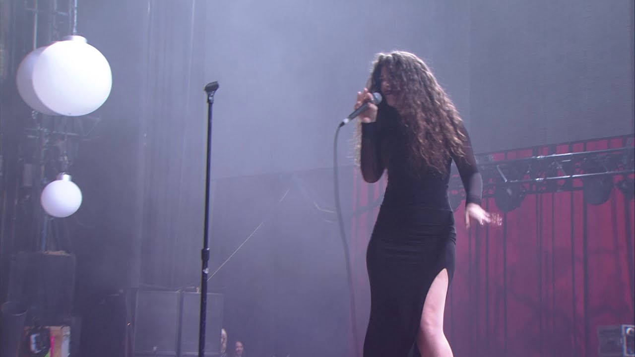 Lorde covering Kanye West's "Hold My Liquor" at Almost Acoustic Christmas 2013