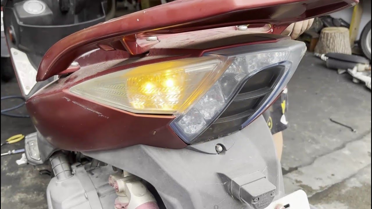 Repairing a scooter : Change headlights - KYMCO Racing S 125
