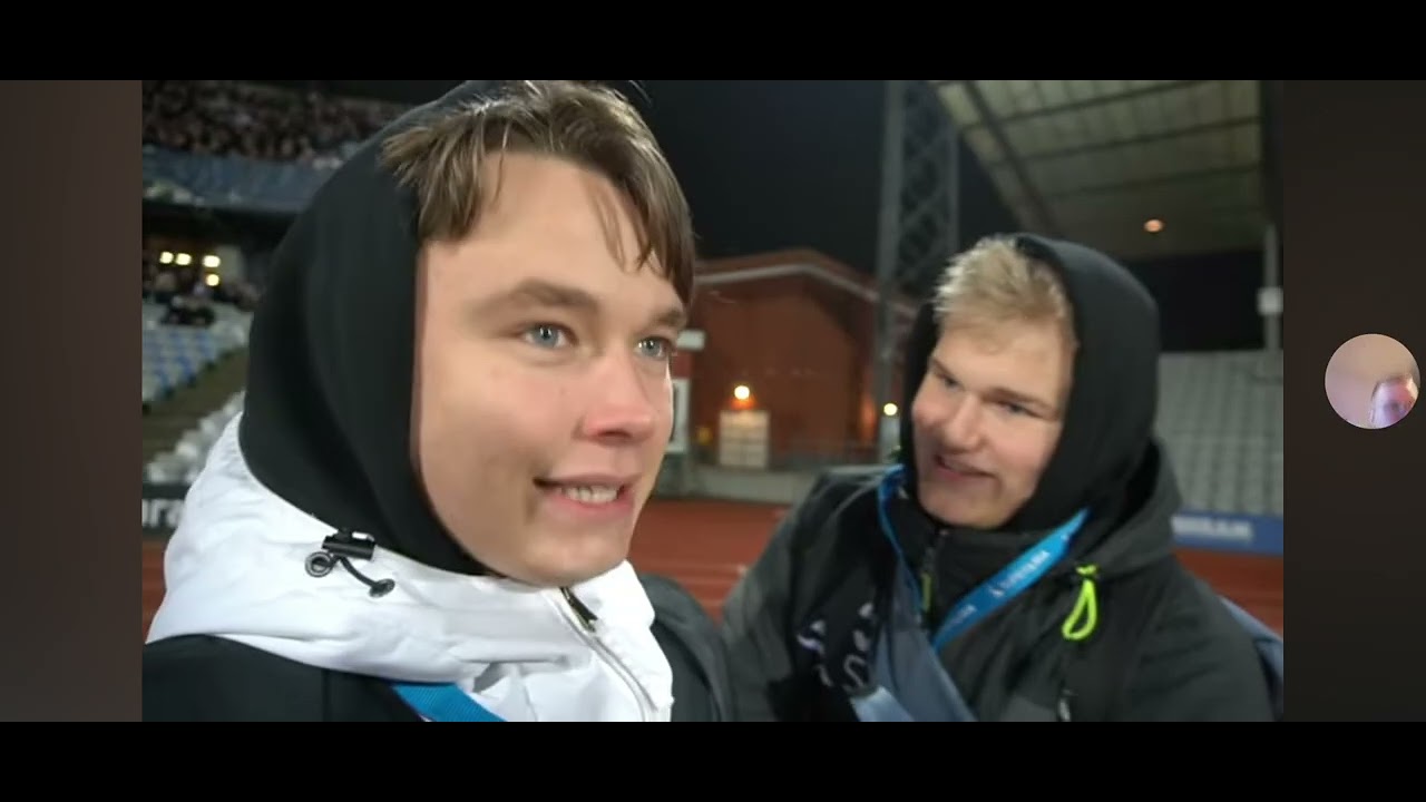 Fans skyder fyrværkeri af under fodboldkamp (@PaluchMomme) (@simonrunepetersen)