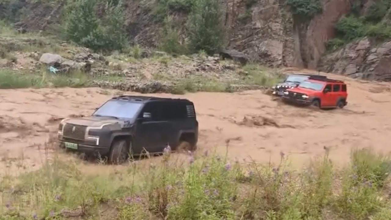 BYD Yangwang U8 Off-Road Capability: Driving Upstream Through a Flash Flood