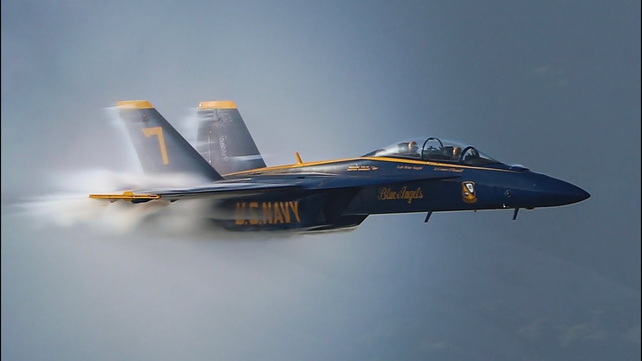 UNMISSABLE DISPLAY AS THE BLUE ANGELS SOAR OVER THE SKIES OF SAN FRANCISCO - 4K