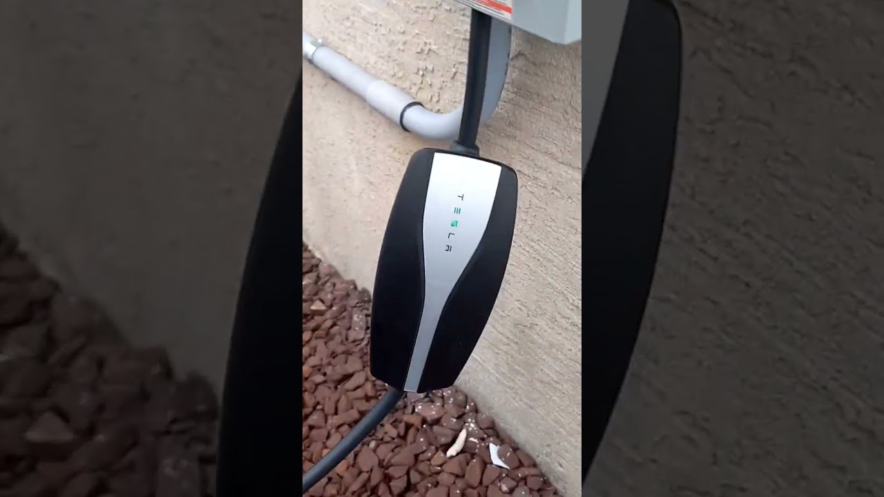 Установили зарядку (charger) на Tesla