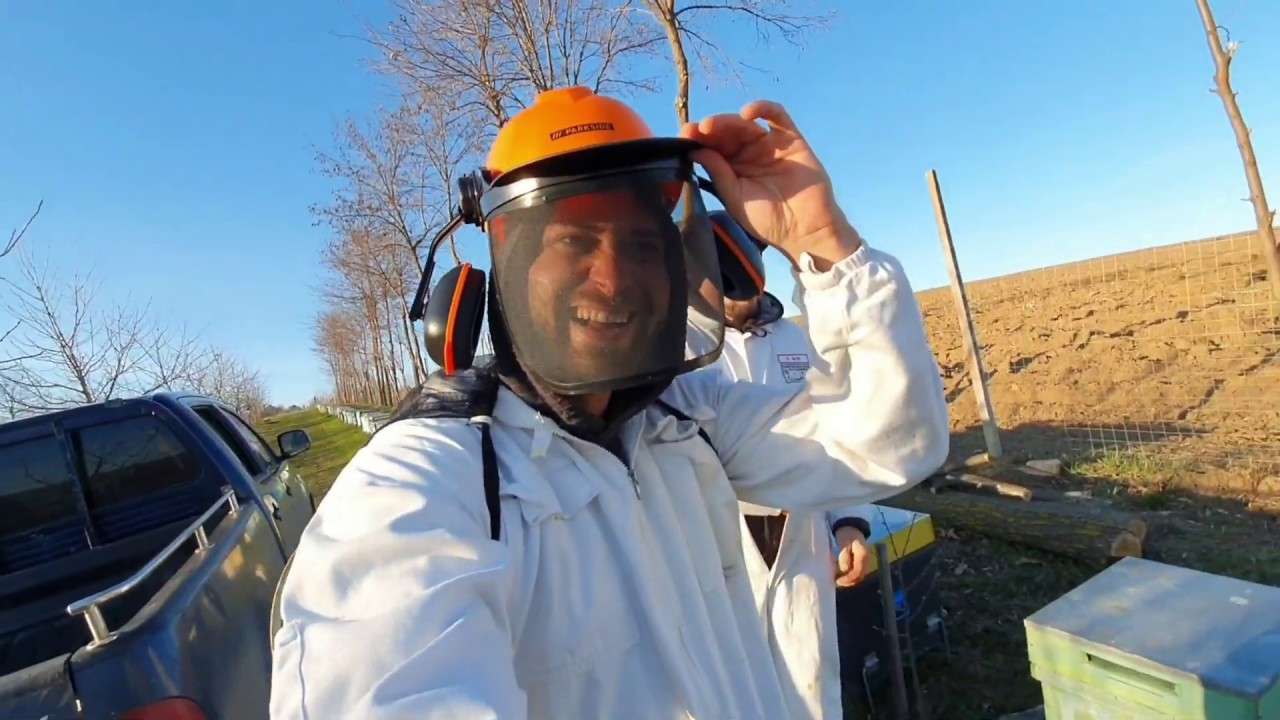 Dam o mână de ajutor la mutat  stupii