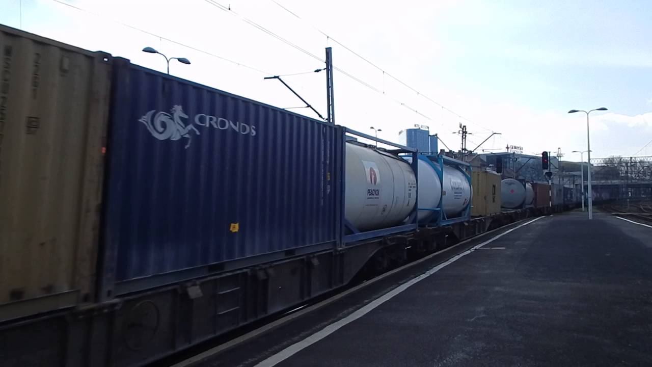 EU07-327 z pociągiem towarowym przejeżdża przez dworzec Rzeszów Gł. 15.04.2016