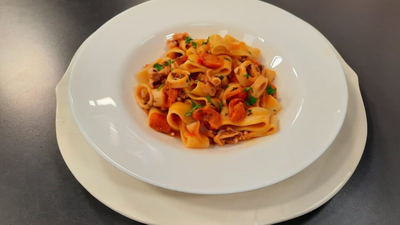 Makarona me kallamarë nga zonja Vjollca