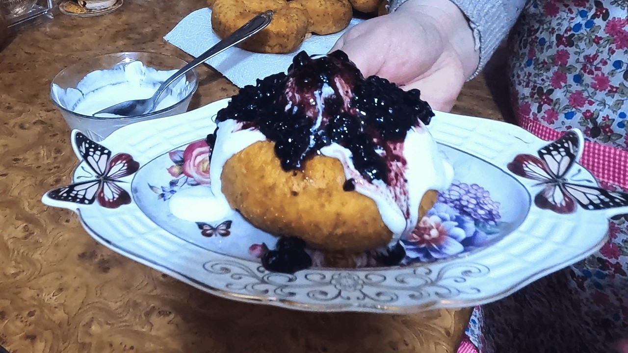 Papanasi pufosi cu branza de vaci
