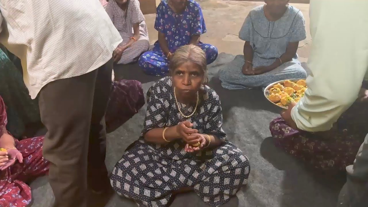 कुंभार मावशींना पाणीपुरी खूप आवडली