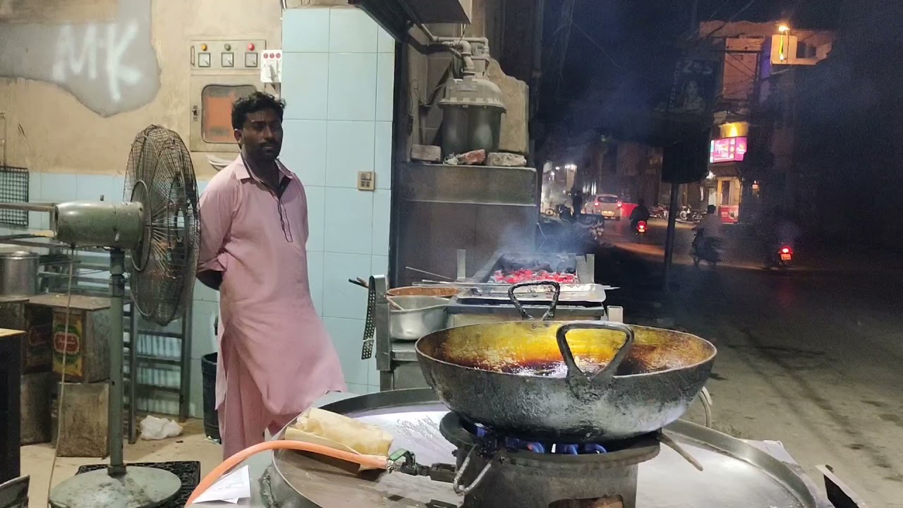 Shikarpur Zaiqa Hotel P late night Braost khany Nikal pary شکارپور سندھ ذائقہ ھوٹل کہ بروسٹ