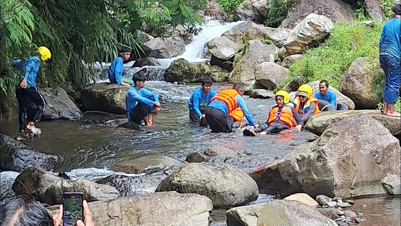Serunya Main Air di River Tubing Camp Nusantara Cidahu