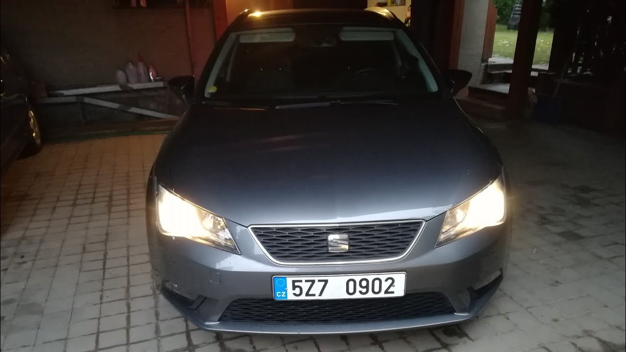 Replacement bulb in headlight Seat Leon 5F MK3 DIY (výměna žárovek denní a potkávací světlo)