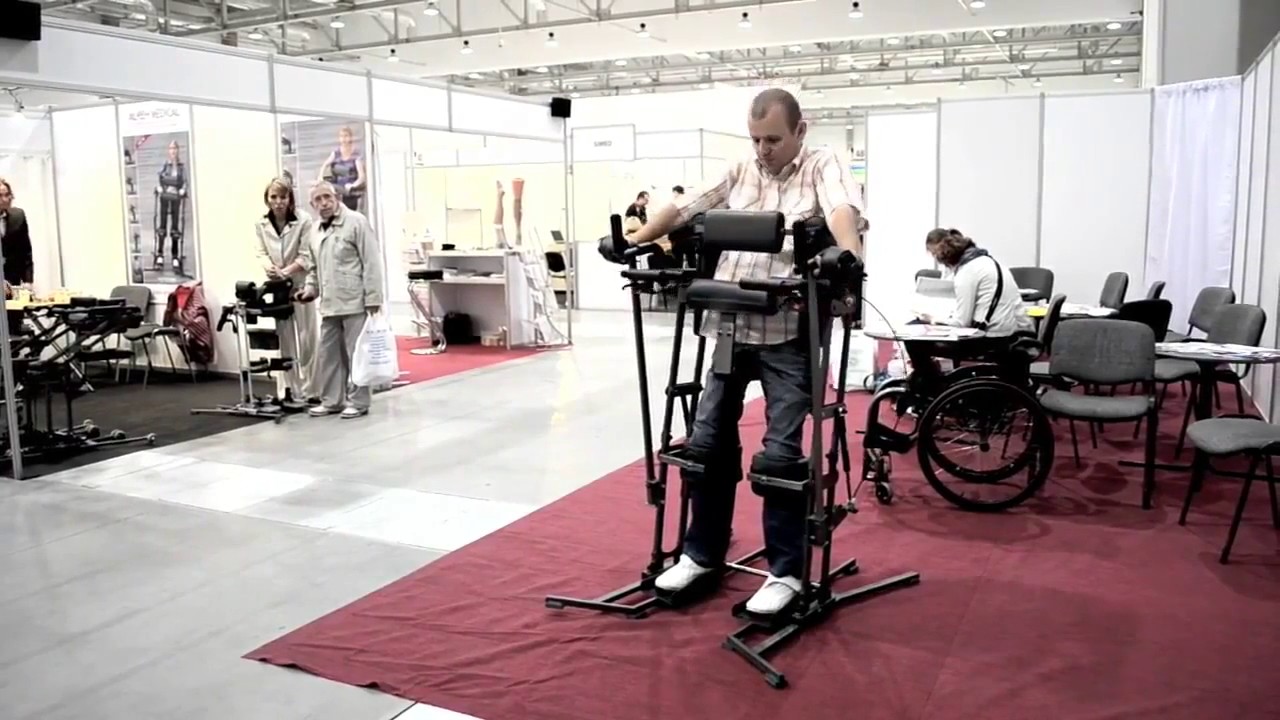 Bipedestador. Parapléjico, lesión de la médula espinal (C4/C5)  - hacer sentadillas