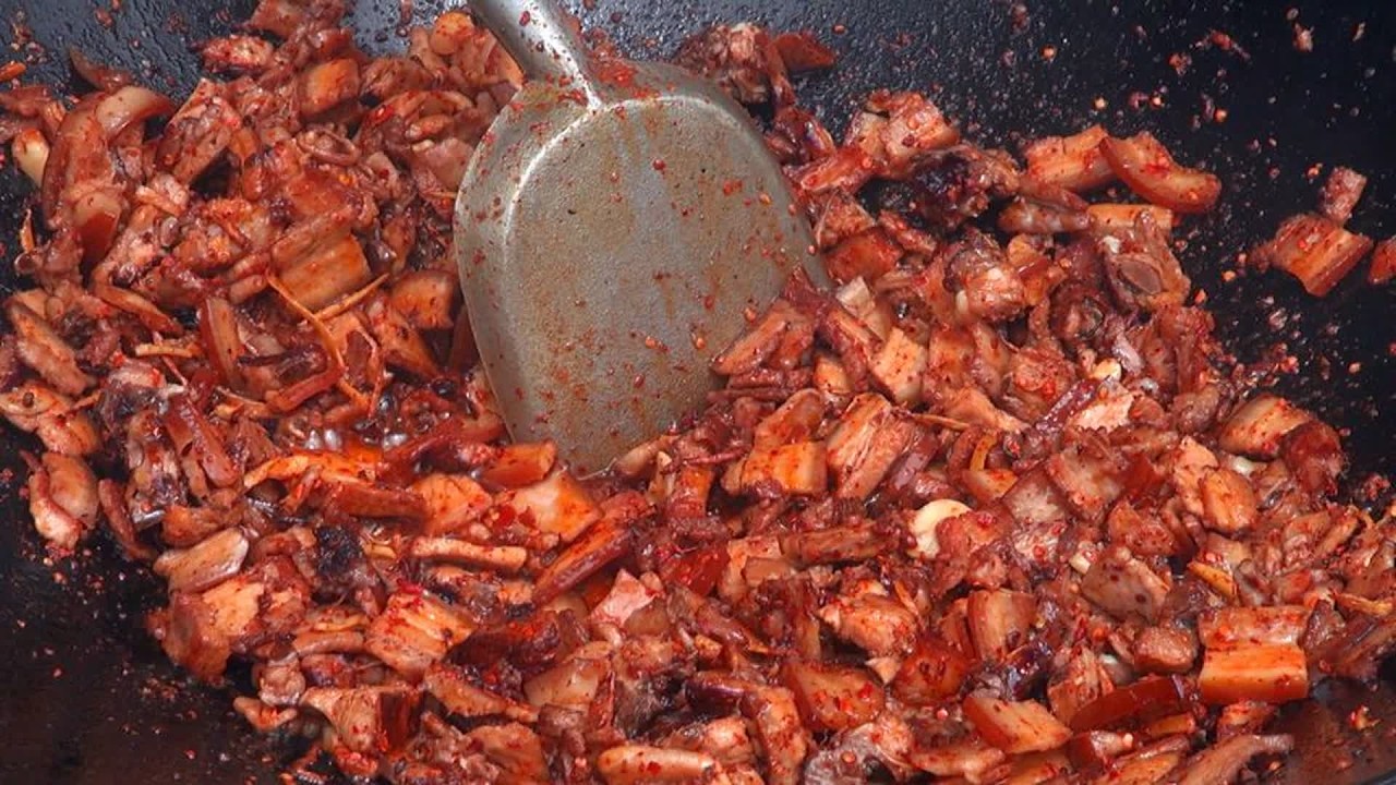 湖南农村酒席大锅菜辣到你怀疑人生，看农村大厨教你怎么炒乳猪肉