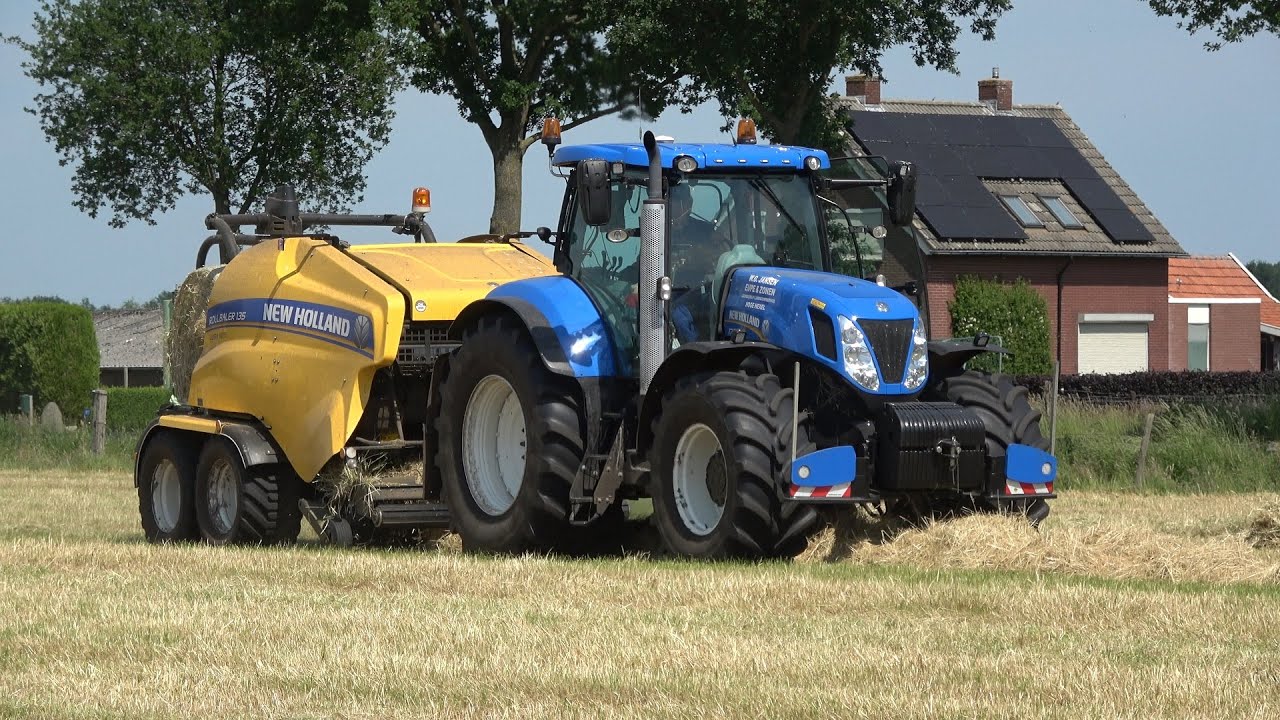 Ronde hooibalen persen met New Holland T7060 en Roll Baler 135 Ultra (2021)