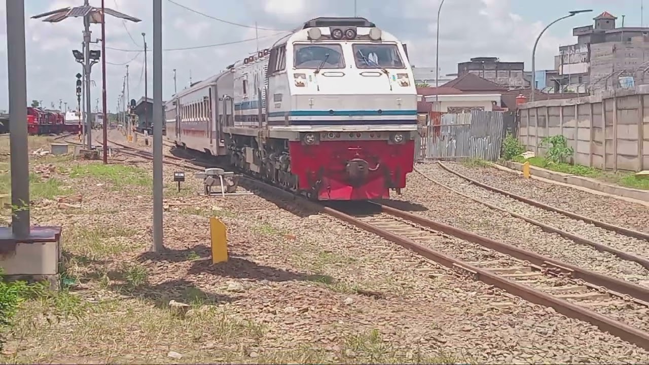 KA BUKIT SERELO LOKOMOTIF CC 204 RELASI LUBUK LINGGAU LEPAS STASIUN LAHAT #DIVRE3-+18:01