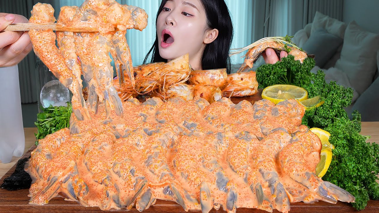 ASMR MUKBANG | Хрустящие и сочные креветки с майонезом срирача и икрой летучей рыбы🦐 Сырые креветки!