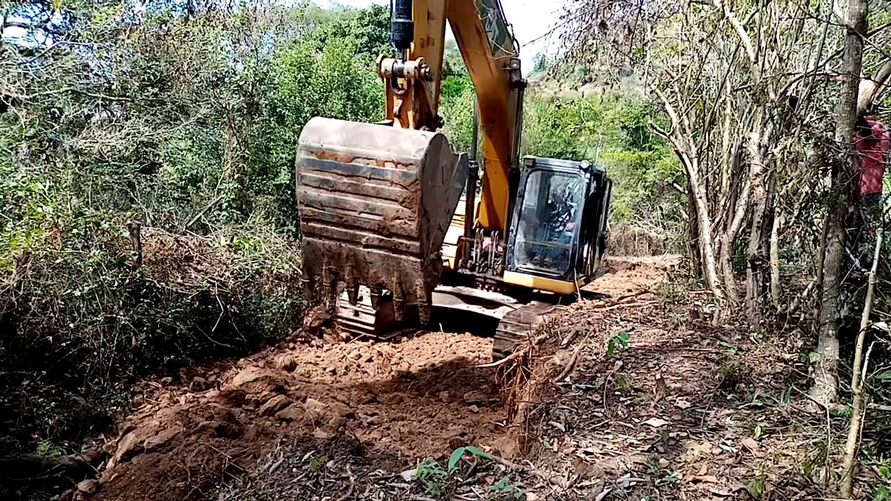 Haciendo la calle del Estradillo con m&aacute;quina, San Antonio El triunfo