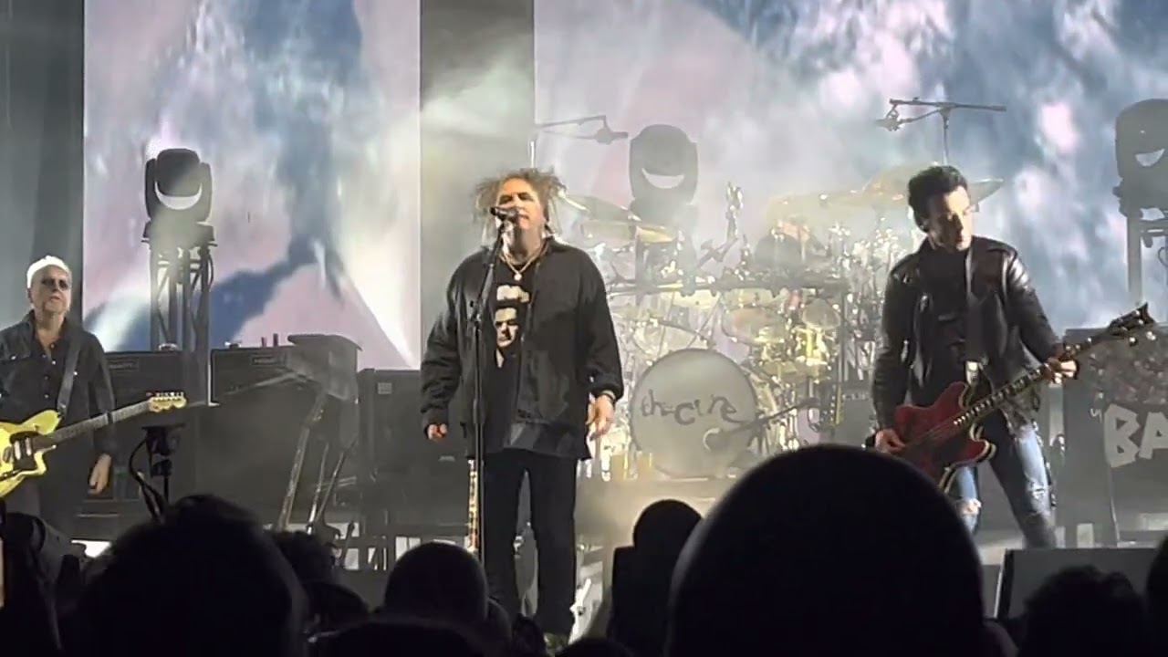 The Cure Alone opening song at Leeds Arena December 2022