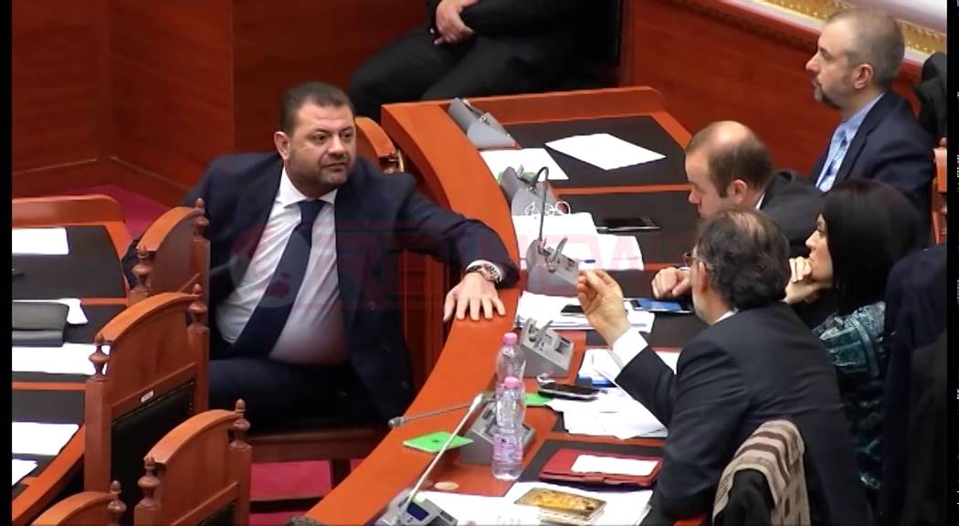 Tom Doshi i shpall luftë Ramës: Do të dridhen themelet e qeverisë - Ora News- Lajmi i fundit