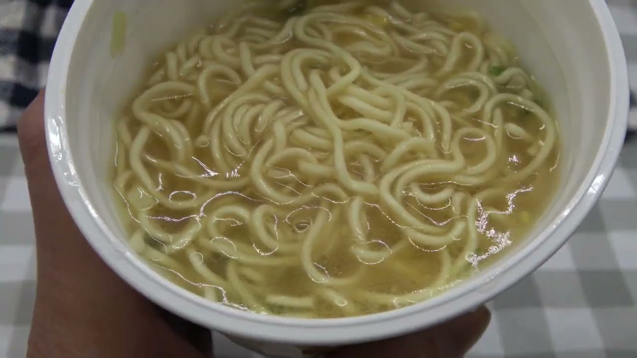 カップ麺で　贅沢な　静岡の名産物で出汁など使った　山椒なども使い面白い味のカップ麺が