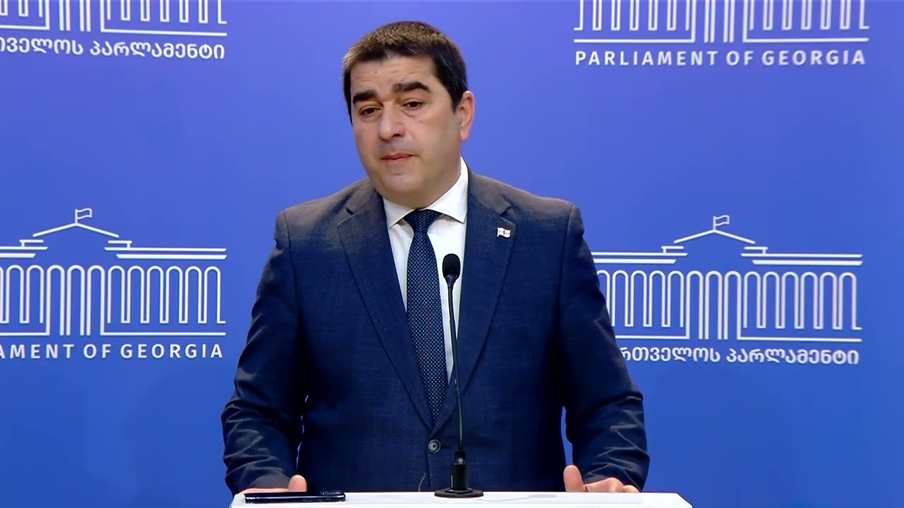 უპირველეს ყოვლისა, ბრიტანეთის პრემიერ-მინისტრი ურთიერთობას ანადგურებს საკუთარ ხალხთან