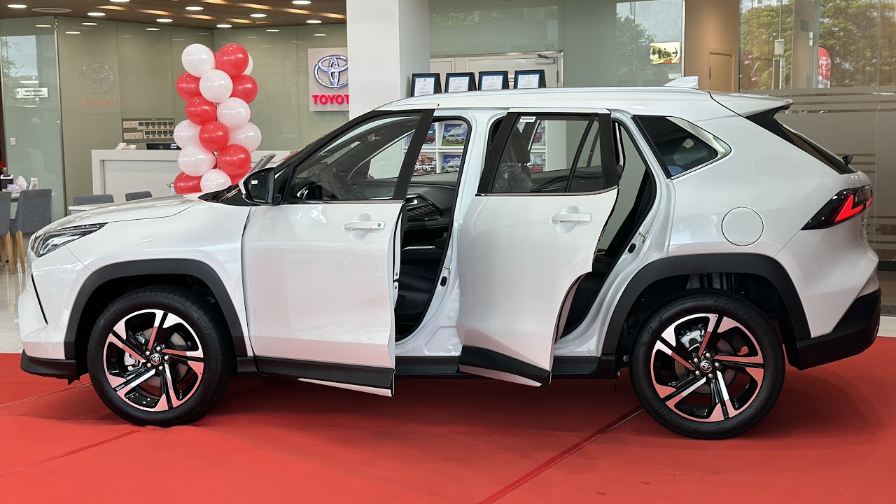 2024 Toyota Yaris Cross White Color - interior and exterior Walkaround