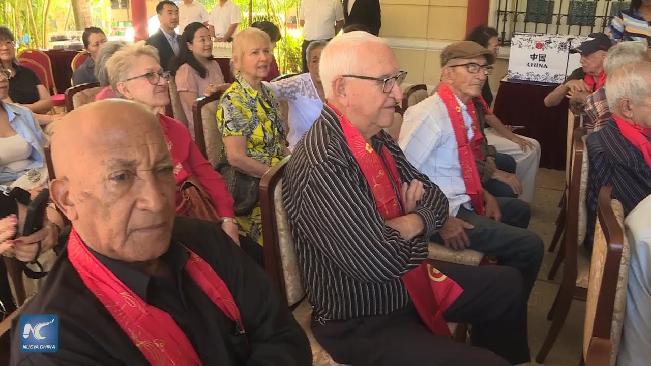 Antiguos pilotos cubanos formados en China celebran Festival de las Linternas