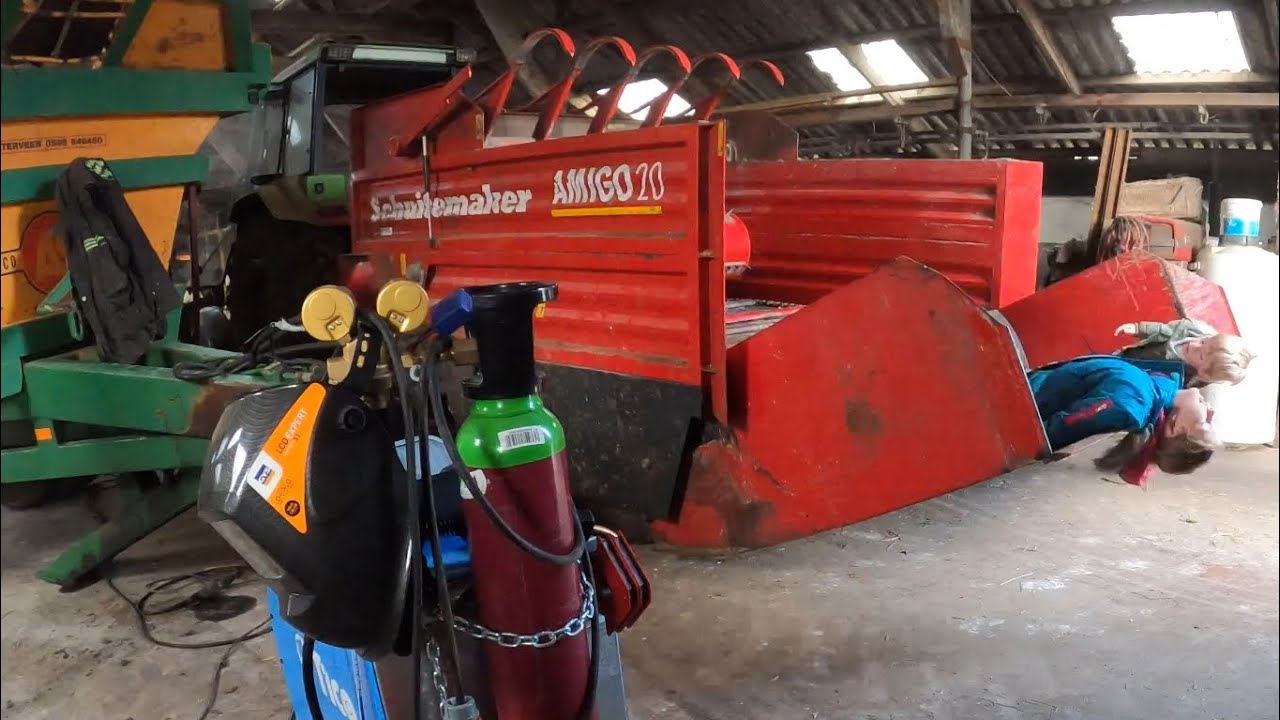 Welding and some maintenance on the feeding wagon